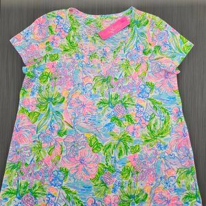 NWT Lilly Pulitzer Women's XL Etta V-Neck Top T-Shirt Lilly Loves Hawaii Aloha